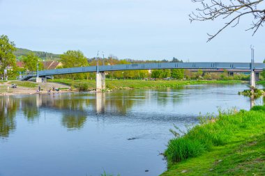 Berounka nehri Çek Cumhuriyeti 'nin Beroun kasabasından geçiyor.