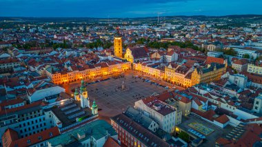 Çek Cumhuriyeti 'nin Ceske Budejovice kentindeki ana meydanın günbatımı manzarası.