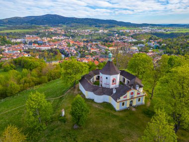 Cesky Krumlov 'un Panorama' sı Kederli Meryem Kilisesi ve St. Haçlar, Çek Cumhuriyeti. Görüntü