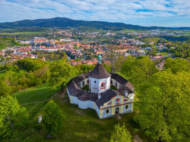 Cesky Krumlov 'un Panorama' sı Kederli Meryem Kilisesi ve St. Haçlar, Çek Cumhuriyeti. Görüntü