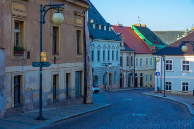 Çek Cumhuriyeti 'nin eski Kutna Hora kasabasındaki renkli cadde.