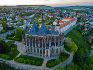 Çek Cumhuriyeti Kutna Hora 'daki Cizvit Üniversitesi ve Saint Barbara Katedrali' nin günbatımı manzarası.