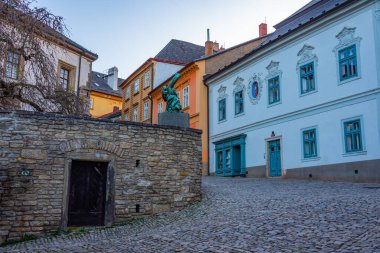 Çek Cumhuriyeti 'nin Kutna Hora kentindeki renkli bir caddenin günbatımı manzarası.