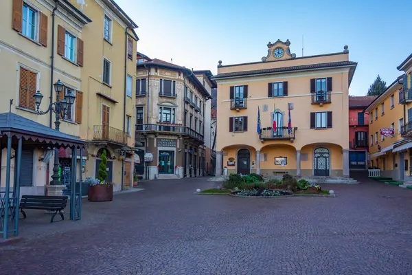 Baveno, İtalya, 29 Aralık 2024: Baveno.IMAGE İtalyan şehrinin ana meydanı