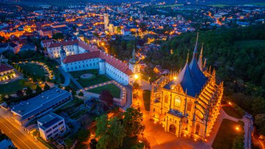Çek Cumhuriyeti Kutna Hora 'daki Cizvit Üniversitesi ve Saint Barbara Katedrali' nin günbatımı manzarası.
