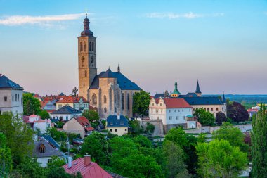 Kutna Hora, Çek Cumhuriyeti 'ndeki Aziz James Kilisesi' nin günbatımı manzarası.