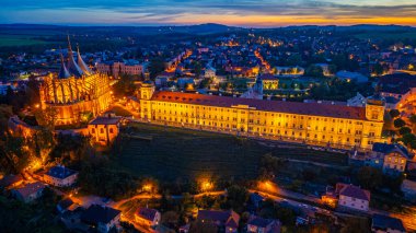 Çek Cumhuriyeti Kutna Hora 'daki Cizvit Üniversitesi ve Saint Barbara Katedrali' nin günbatımı manzarası.
