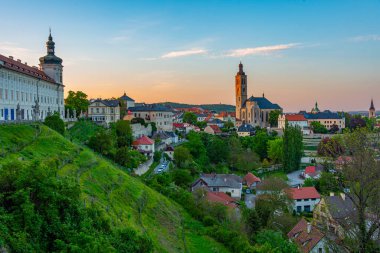 Kutna Hora, Çek Cumhuriyeti 'ndeki Aziz James Kilisesi' nin günbatımı manzarası.
