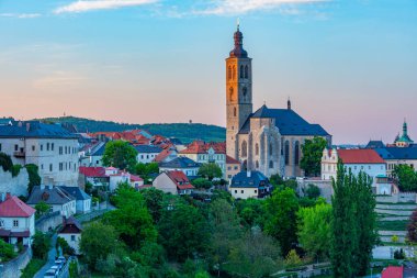 Kutna Hora, Çek Cumhuriyeti 'ndeki Aziz James Kilisesi' nin günbatımı manzarası.