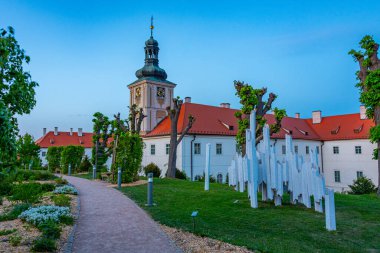 Çek Cumhuriyeti Kutna Hora 'daki Cizvit Üniversitesi' nin günbatımı.