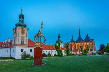 Çek Cumhuriyeti Kutna Hora 'daki Cizvit Üniversitesi ve Saint Barbara Katedrali' nin günbatımı manzarası.
