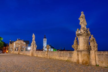 Aziz James Kilisesi 'nin günbatımı Çek Cumhuriyeti' nin Kutna Hora kentindeki İsa Koleji 'nden izlendi.