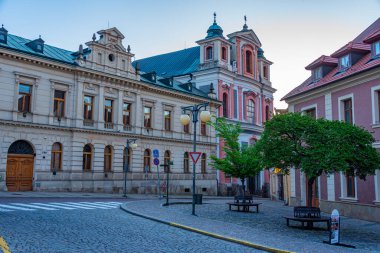 Çek Cumhuriyeti 'nin eski Kutna Hora kasabasındaki renkli cadde.