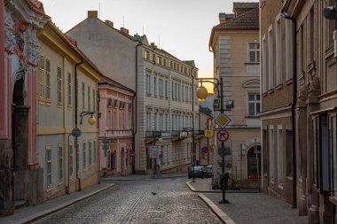 Çek Cumhuriyeti 'nin eski Kutna Hora kasabasındaki renkli cadde.