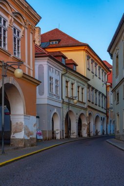 Çek Cumhuriyeti 'nin eski Kutna Hora kasabasındaki renkli cadde.