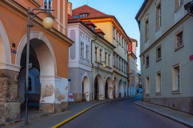 Çek Cumhuriyeti 'nin eski Kutna Hora kasabasındaki renkli cadde.