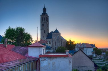 Kutna Hora, Çek Cumhuriyeti 'ndeki Aziz James Kilisesi' nin günbatımı manzarası.