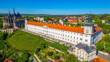 Çek Cumhuriyeti Kutna Hora 'da Cizvit Koleji ve Saint Barbara Katedrali manzarası.