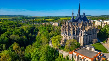Kutna Hora, Çek Cumhuriyeti 'ndeki Aziz Barbara katedralinin panorama manzarası.