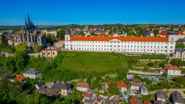 Çek Cumhuriyeti Kutna Hora 'da Cizvit Koleji ve Saint Barbara Katedrali manzarası.