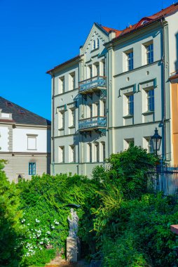 Çek Cumhuriyeti 'nin eski Kutna Hora kasabasındaki renkli cadde.