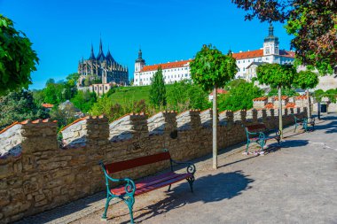 Cizvit Koleji ve Saint Barbara Katedrali Çek Cumhuriyeti 'nin Kutna Hora kentindeki Vlassky' den izlendi.