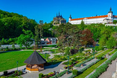 Cizvit Koleji ve Saint Barbara Katedrali Çek Cumhuriyeti 'nin Kutna Hora kentindeki Vlassky' den izlendi.