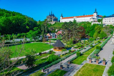 Cizvit Koleji ve Saint Barbara Katedrali Çek Cumhuriyeti 'nin Kutna Hora kentindeki Vlassky' den izlendi.