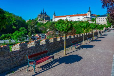 Cizvit Koleji ve Saint Barbara Katedrali Çek Cumhuriyeti 'nin Kutna Hora kentindeki Vlassky' den izlendi.