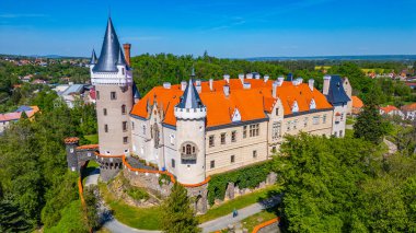Zleby Şatosu güneşli bir günde izlendi, Çek Cumhuriyeti.