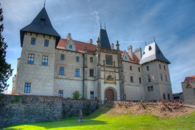 Zleby Şatosu güneşli bir günde izlendi, Çek Cumhuriyeti.