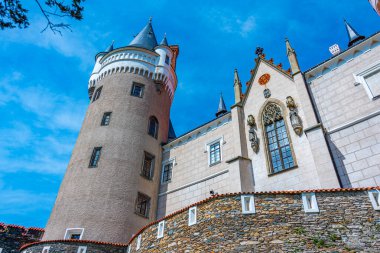 Zleby Şatosu güneşli bir günde izlendi, Çek Cumhuriyeti.