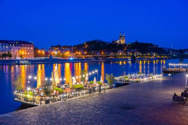 Çek Cumhuriyeti Prag 'daki Vyton Köprüsü' nün arkasındaki Smichovska Naplavka ve Vysehrad 'ın günbatımı manzarası.