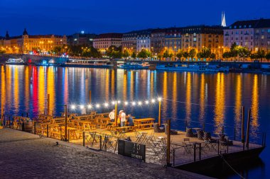 Çek Cumhuriyeti, Prag 'daki Smichovska Naplavka nehrinin günbatımı manzarası.