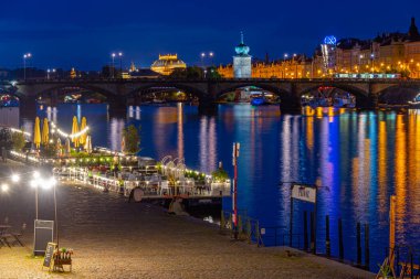 Çek Cumhuriyeti, Prag 'daki Smichovska Naplavka nehrinin günbatımı manzarası.