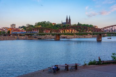 Vysehrad Prag, Çek Cumhuriyeti 'ndeki Vyton Köprüsü' nün arkasında.