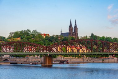 Vysehrad Prag, Çek Cumhuriyeti 'ndeki Vyton Köprüsü' nün arkasında.