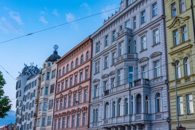 Prag 'da Vltava nehir kenarındaki binalar cephesi, Çek Cumhuriyeti.