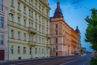 Prag 'da Vltava nehir kenarındaki binalar cephesi, Çek Cumhuriyeti.
