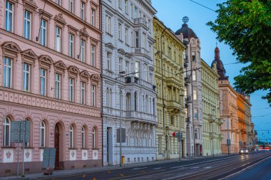 Prag 'da Vltava nehir kenarındaki binalar cephesi, Çek Cumhuriyeti.