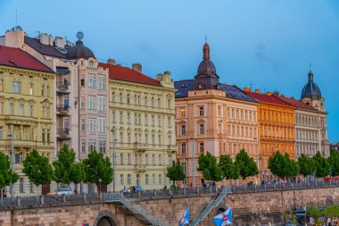 Prag 'da Vltava nehir kenarındaki binalar cephesi, Çek Cumhuriyeti.