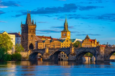 Çek Cumhuriyeti Prag 'daki Charles Köprüsü ve Saint Salvator Kilisesi' nin günbatımı manzarası.