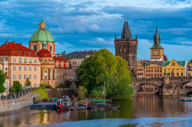 Çek Cumhuriyeti Prag 'daki Charles Köprüsü ve Saint Salvator Kilisesi' nin günbatımı manzarası.