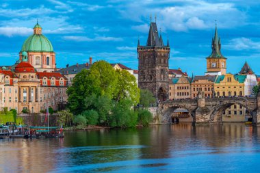 Çek Cumhuriyeti Prag 'daki Charles Köprüsü ve Saint Salvator Kilisesi' nin günbatımı manzarası.