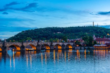 Çek Cumhuriyeti Prag 'daki Charles Köprüsü' nün günbatımı manzarası.