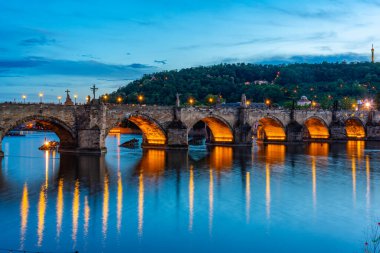 Çek Cumhuriyeti Prag 'daki Charles Köprüsü' nün günbatımı manzarası.