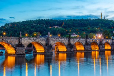 Çek Cumhuriyeti Prag 'daki Charles Köprüsü' nün günbatımı manzarası.