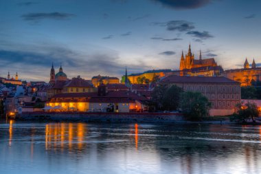 Prag şatosu ve Çek Cumhuriyeti Prag 'daki Vltava nehrinin günbatımı manzarası.
