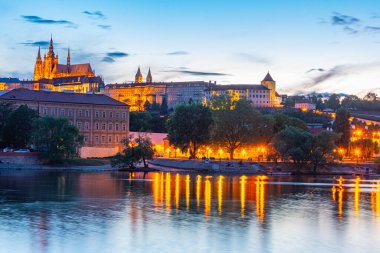 Prag şatosu ve Çek Cumhuriyeti Prag 'daki Vltava nehrinin günbatımı manzarası.