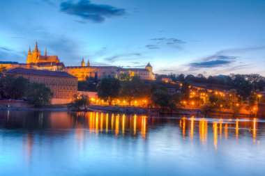 Prag şatosu ve Çek Cumhuriyeti Prag 'daki Vltava nehrinin günbatımı manzarası.